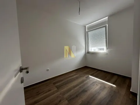 Prazna soba sa drvenim podom i prozorom. - image 4