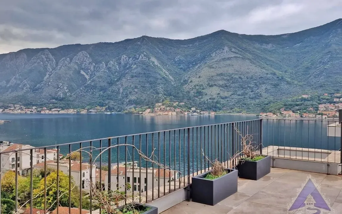 Sale, four bedroom apartment, 200m², Dobrota, Kotor