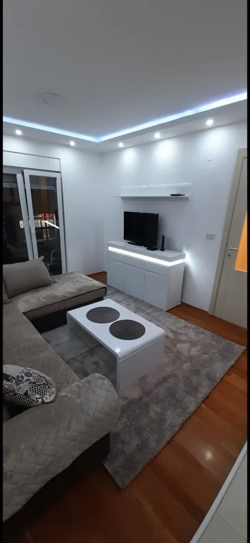 Svijetla dnevna soba sa modernim namještajem i LED rasvjetom.
