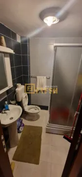 Manje kupatilo sa tuš kabinom, umivaonikom i toaletom. - image 3
