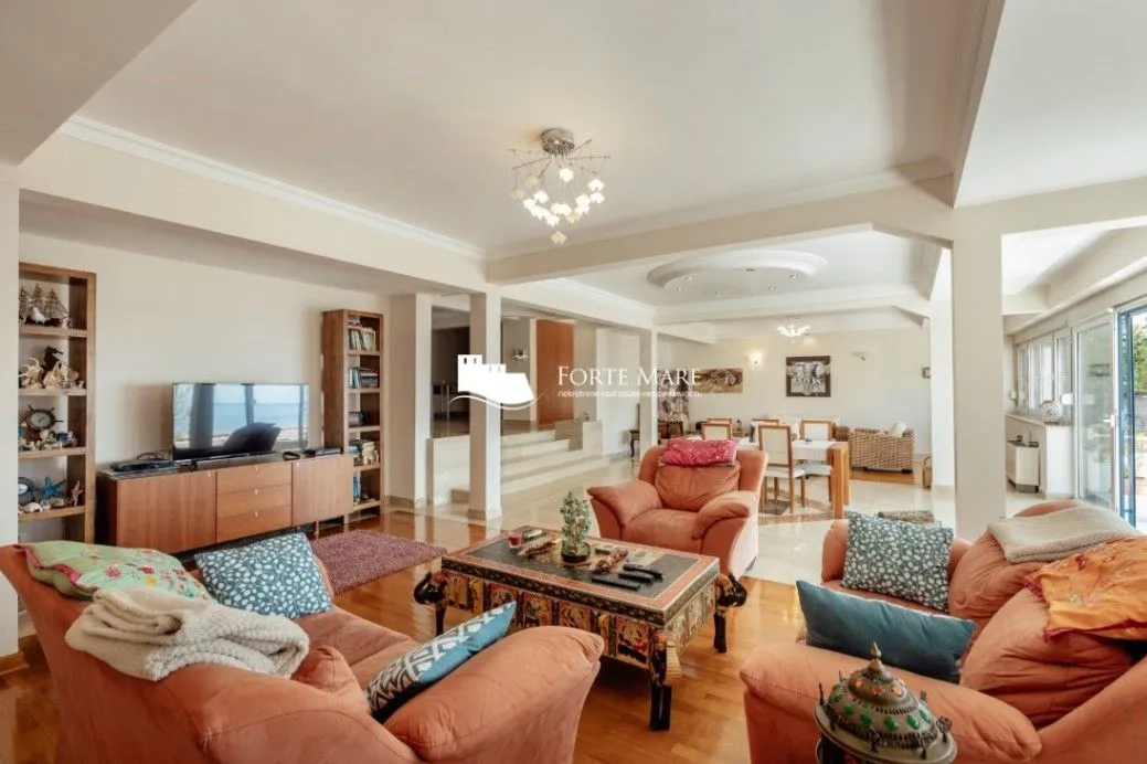 Prodaja, trosoban stan, 244m², Herceg Novi, Crna Gora
