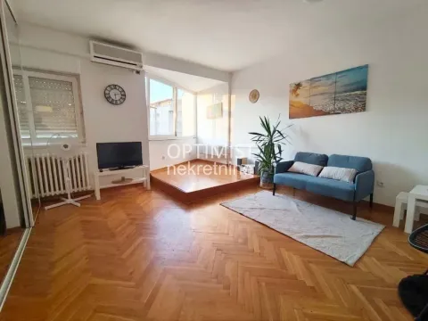 Dnevna soba sa garniturom, televizorom i drvenim parketom. - image 6
