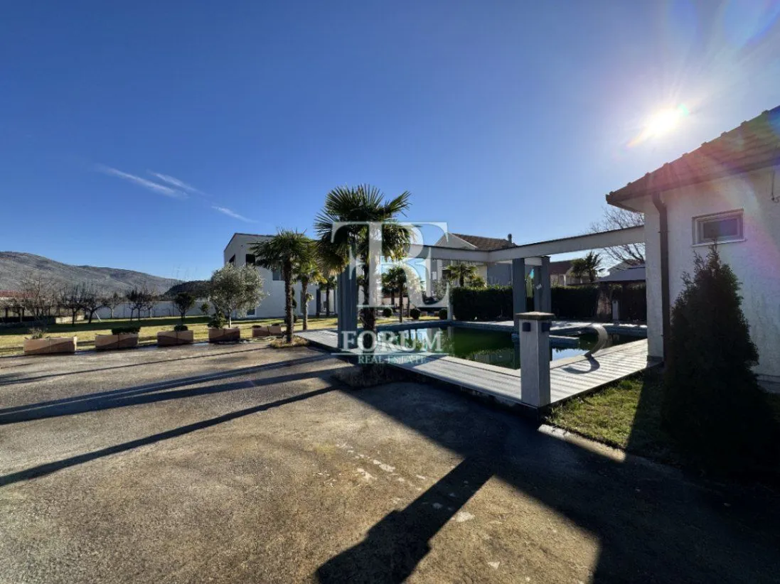 Izdavanje, kuća, 310m², Karaburško Polje, Podgorica