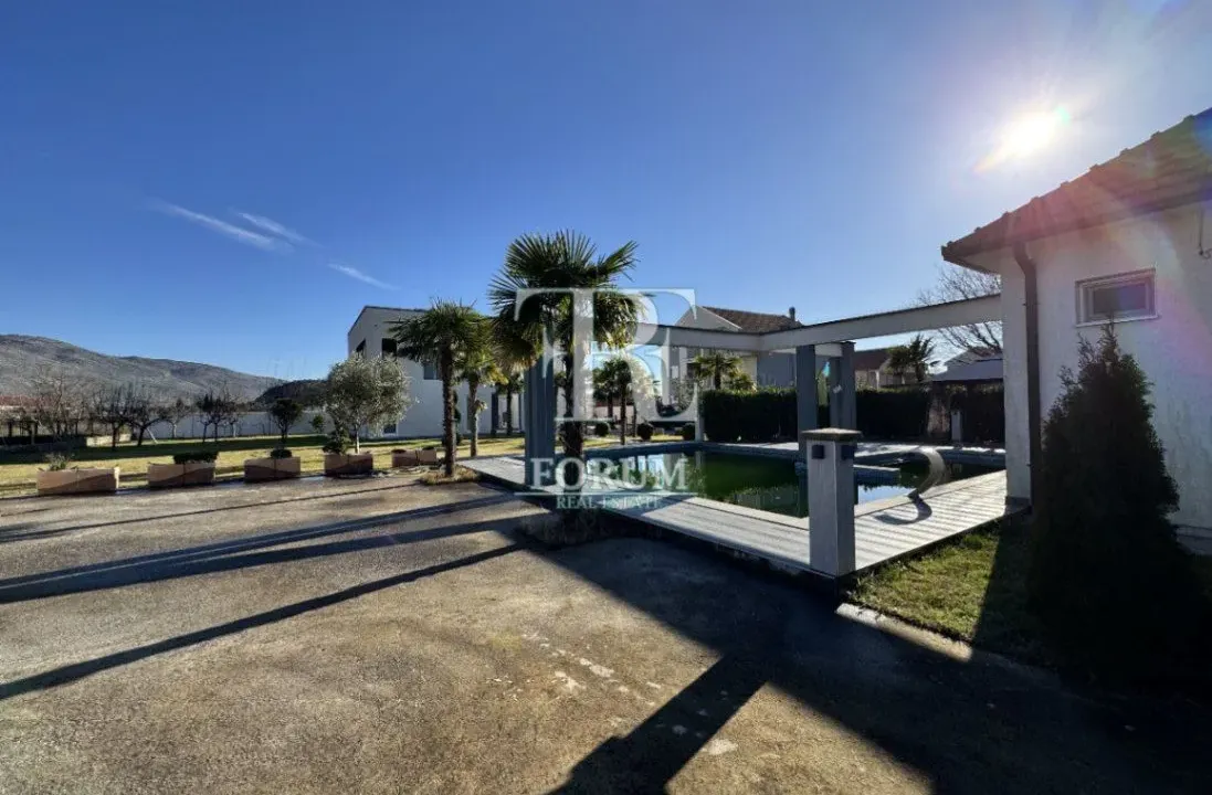 Izdavanje, kuća, 310m², Karaburško Polje, Podgorica