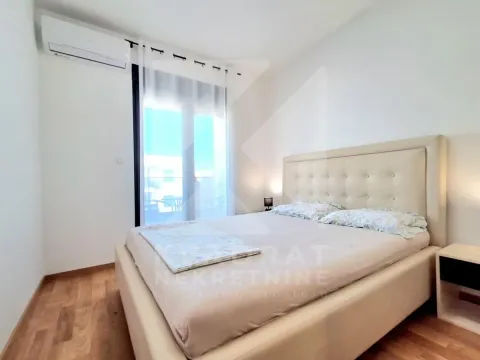 Svjetla spavaća soba sa bračnim krevetom i izlazom na terasu. - image 11