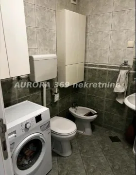 Kupatilo opremljeno sanitarijama, tuš kabinom i mašinom za veš. - image 8