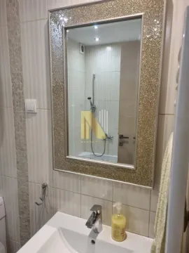 Pogled na umivaonik i ogledalo u kupatilu. - image 15