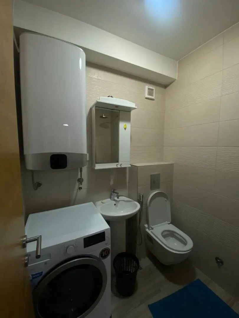 Kupatilo opremljeno sanitarijama, mašinom za veš i bojlerom.