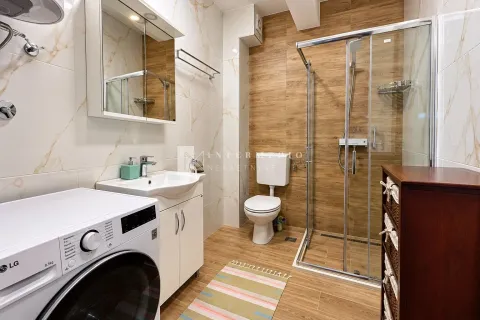 Moderne kupatilo sa tuš kabinom, umivaonikom i veš mašinom. - image 8