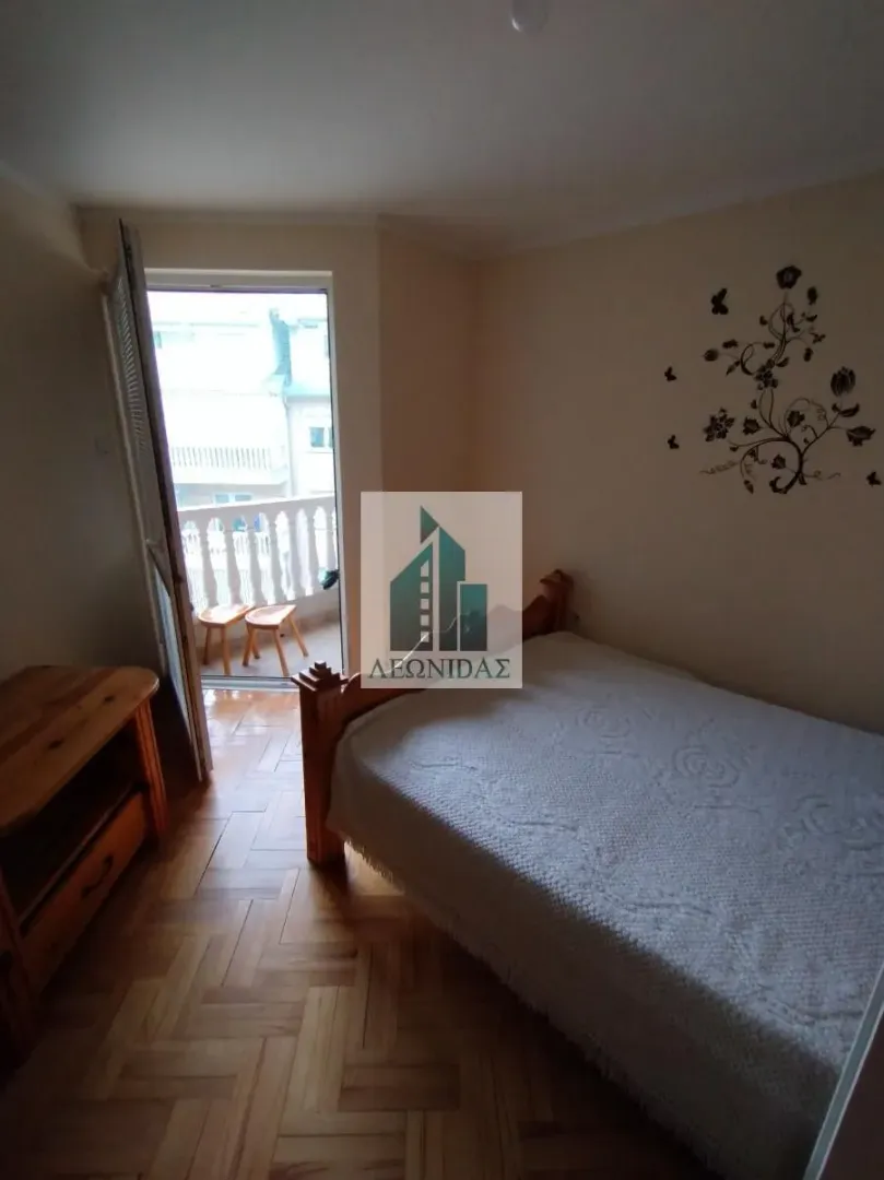 Bedroom with a bed and access to the terrace.