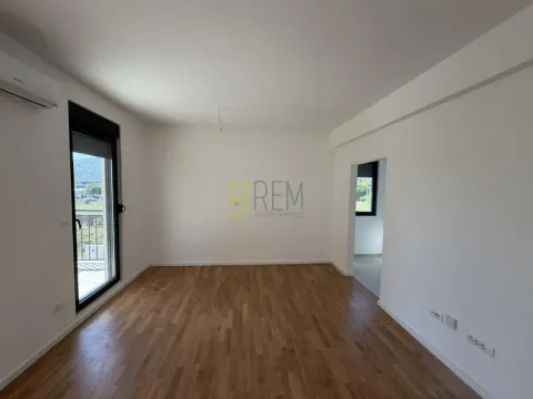 Izdavanje, dvosoban stan, 64m², Tološi, Podgorica - image 2