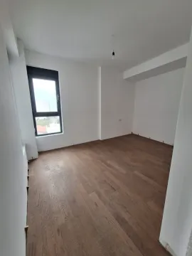 Prazna soba sa svijetlim zidovima i drvenim podom. - image 9