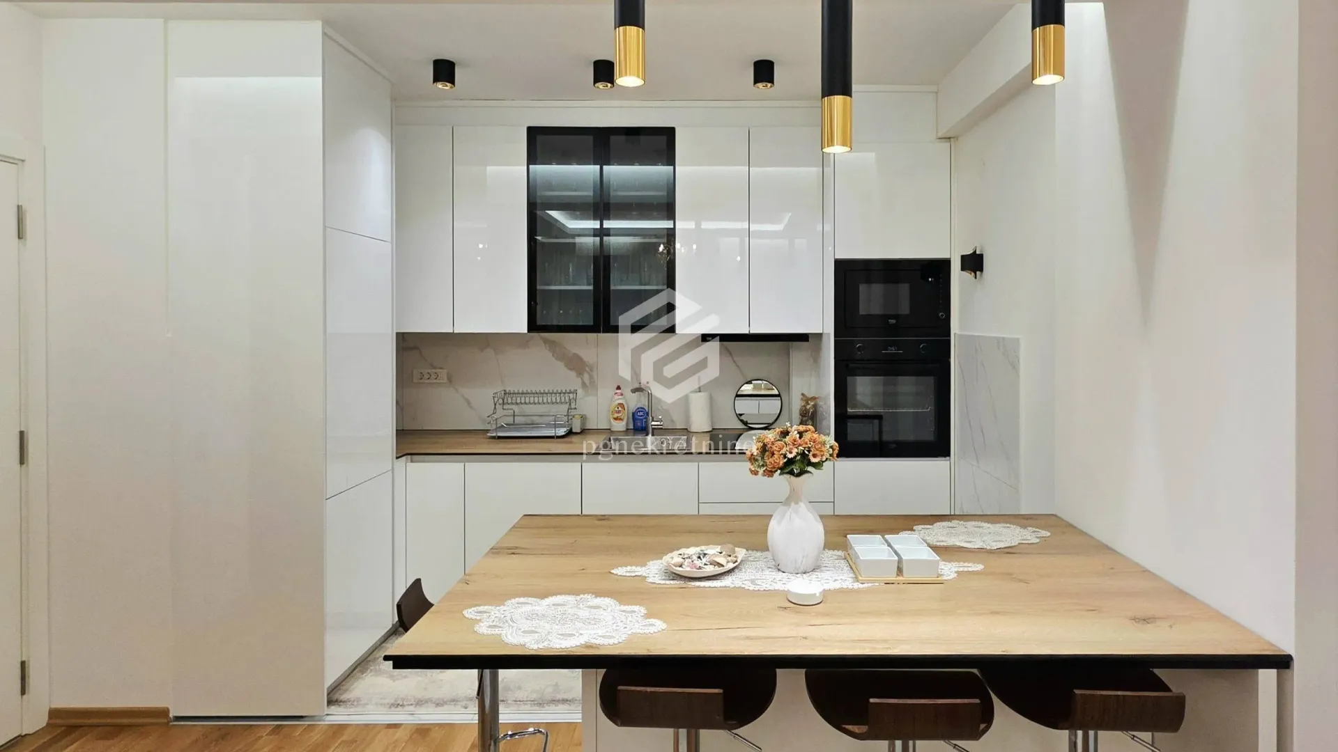 Izdavanje, dvosoban stan, 88m², Centar, Podgorica