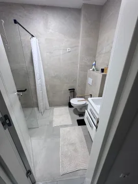 Savremeno opremljeno kupatilo sa tuš kabinom. - image 9