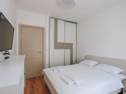 Daily-rent, three bedroom apartment, 67m², Bečići, Budva - image 16