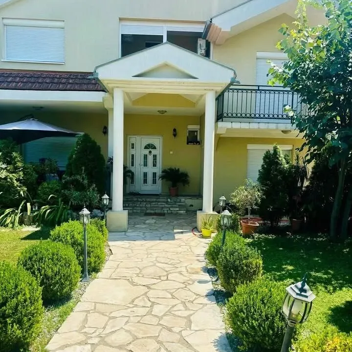 Izdavanje, kuća, 600m², Donja Gorica, Podgorica