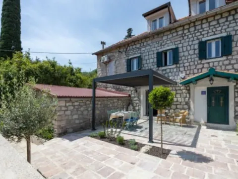Izdavanje, kuća, 92m², Kamenari, Herceg Novi