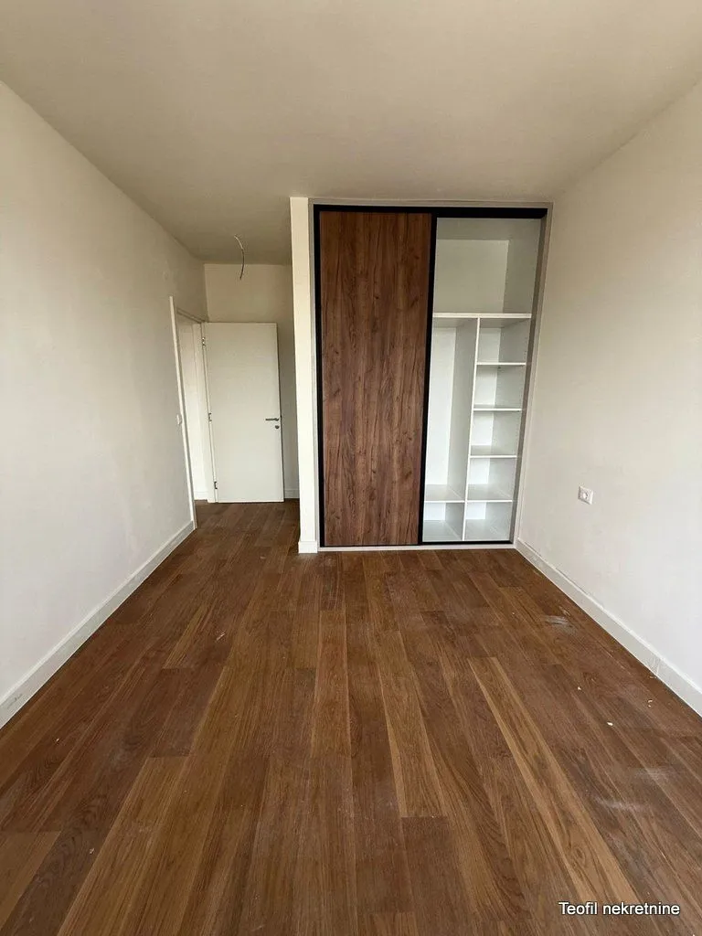 Izdavanje, trosoban stan, 77m², Savski Venac, Beograd
