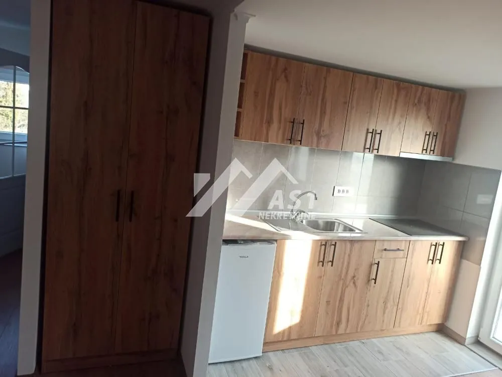 Izdavanje, trosoban stan, 70m², Salajka, Novi Sad Sve Podlokacije