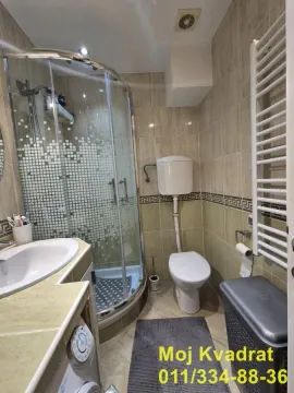 Kupatilo opremljeno tuš kabinom, umivaonikom i toaletom. - image 11