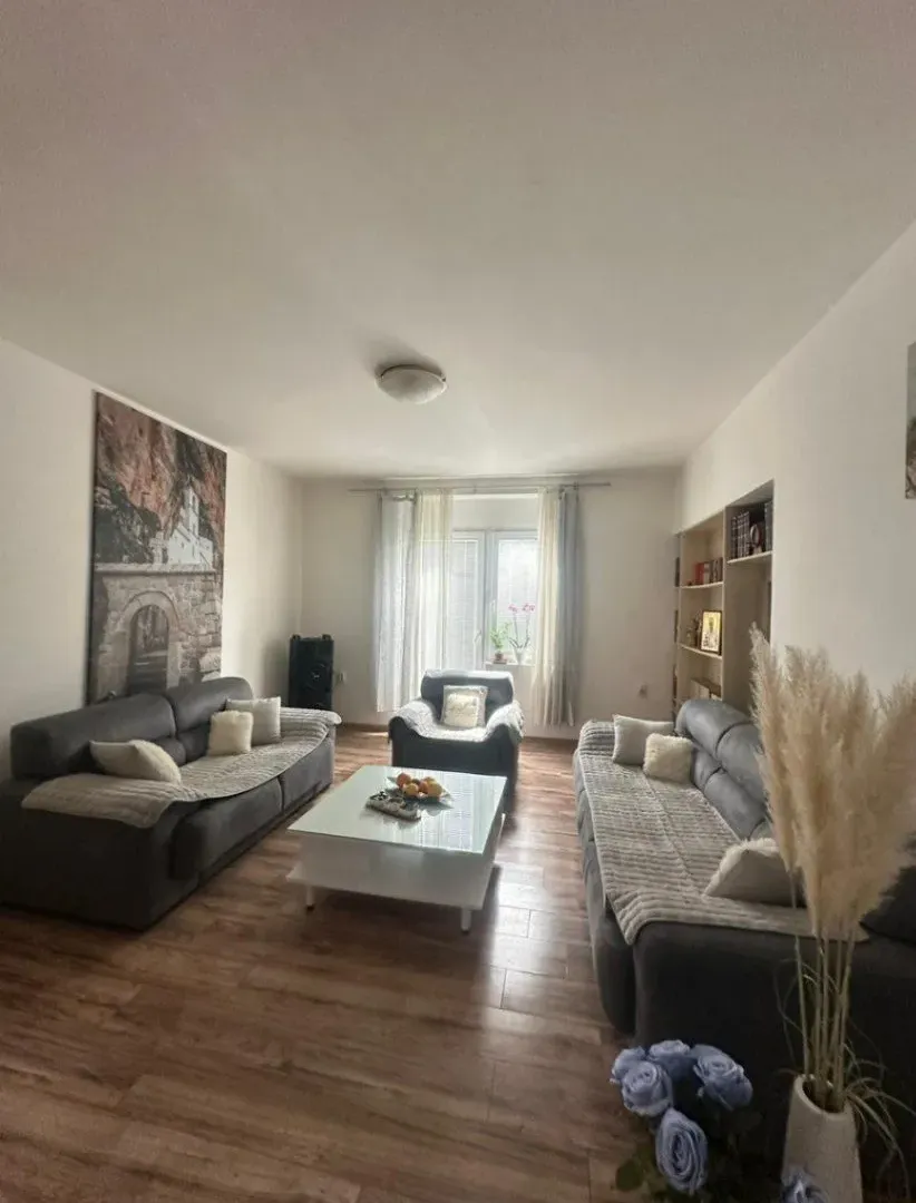 Izdavanje, dvosoban stan, 90m², Tivat, Crna Gora