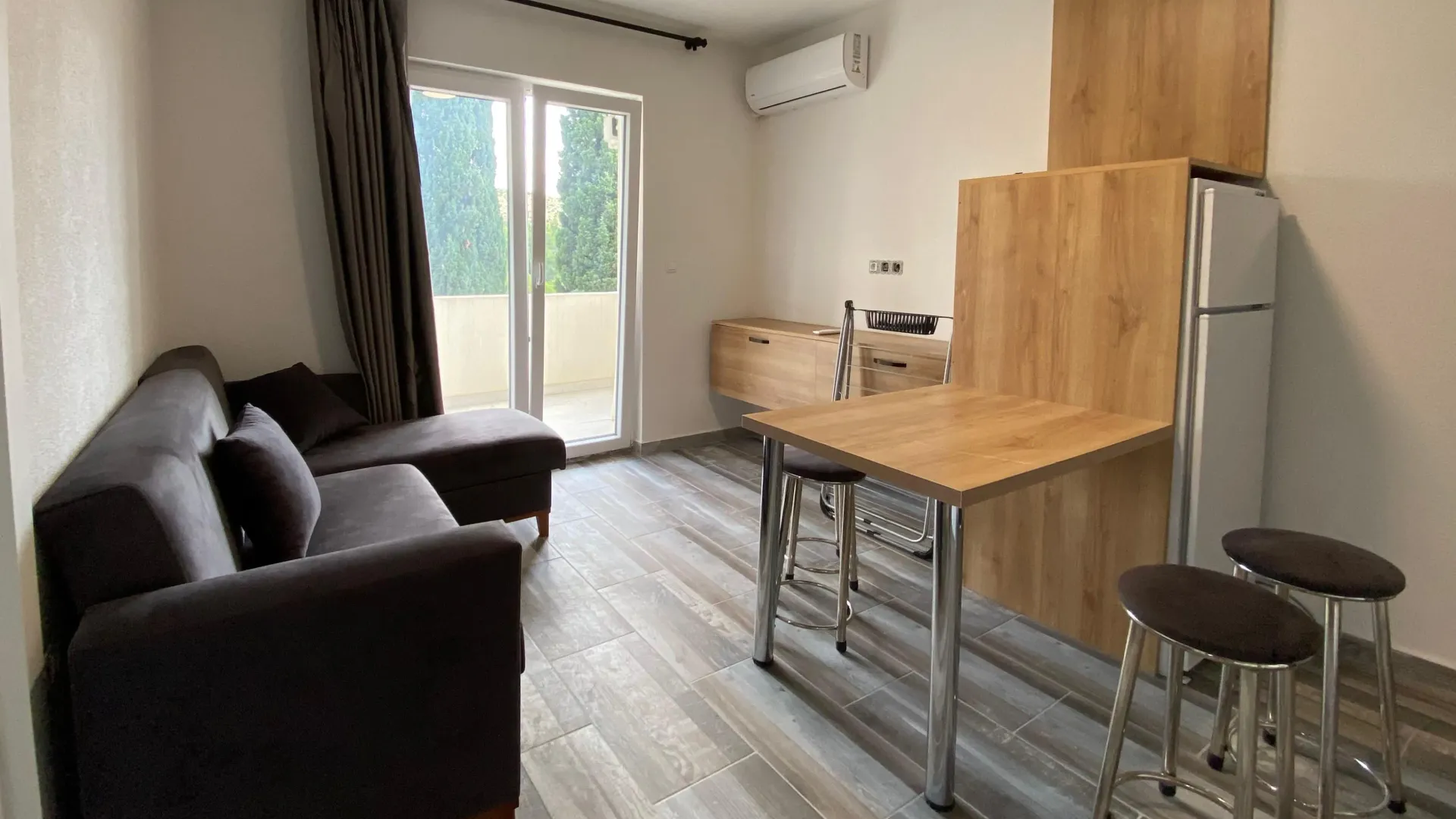 Izdavanje, dvosoban stan, 60m², Radovići, Tivat