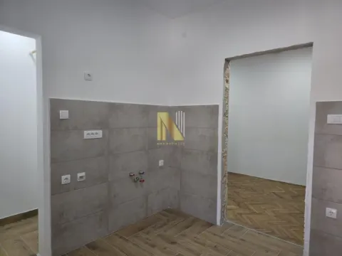Prazna prostorija predviđena za kuhinju sa keramičkim pločicama i priključcima. - image 10