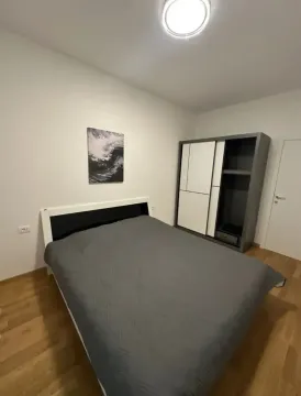Namještena spavaća soba sa bračnim krevetom i ormarom. - image 3