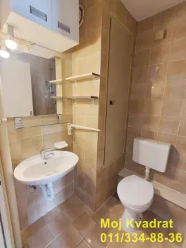 Manje kupatilo obloženo keramičkim pločicama sa umivaonikom i wc šoljom. - image 5