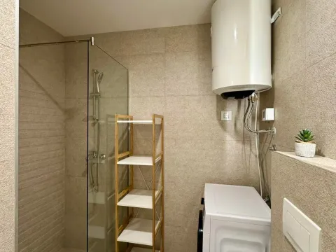 Izdavanje, trosoban stan, 47m², Stari Aerodrom, Podgorica - image 8