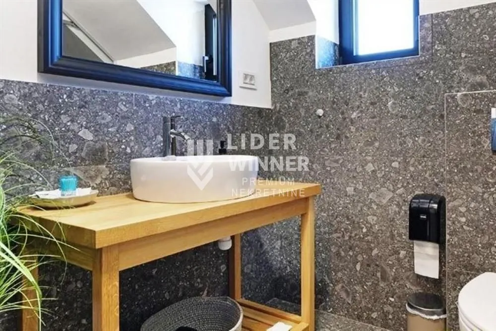 Prodaja, četvorosoban stan, 109m², Zemun Centar, Zemun Sve Podlokacije