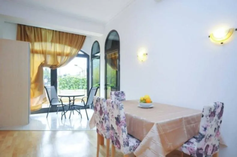 Izdavanje, jednosoban stan, 20m², Budva, Crna Gora