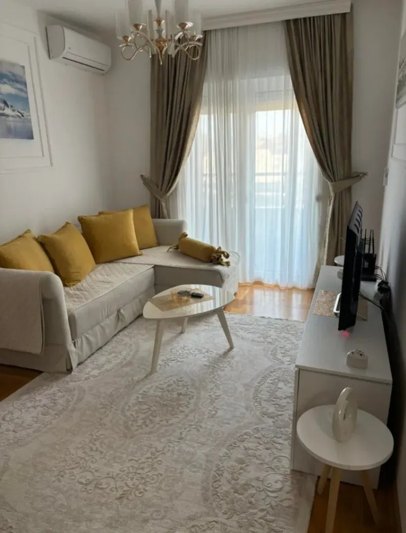 Izdavanje, jednosoban stan, 41m², Centar, Budva