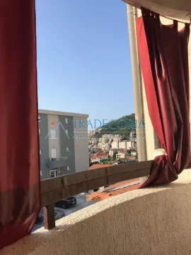 Pogled sa terase na okolne zgrade i brdo. - image 12