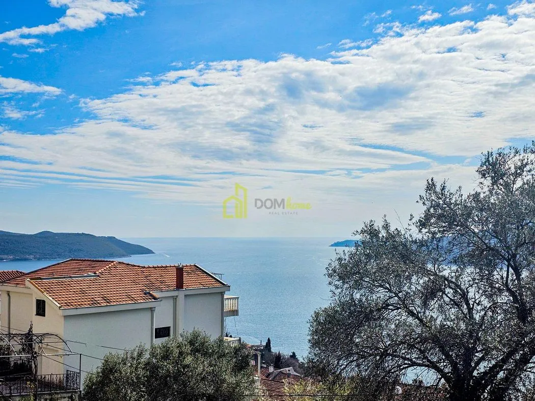 Pogled na more sa terase nekretnine.