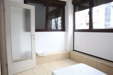 Zastakljena terasa sa svijetlim pločicama. - image 14