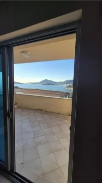 Pogled sa balkona na more i planine kroz balkonska vrata. - image 4