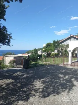 View of the sea and surrounding buildings from the yard. - image 22