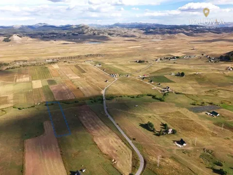 Pogled iz vazduha na zemljište sa ucrtanim granicama i okolni pejzaž. - image 2