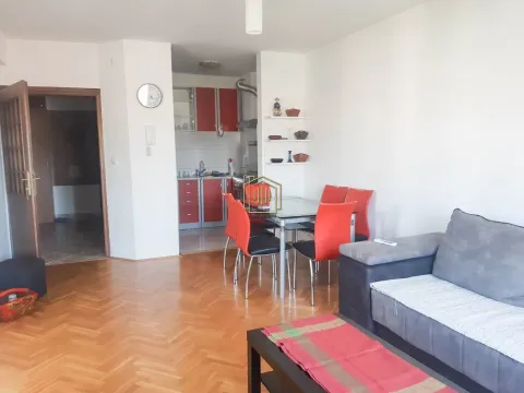 Dnevni boravak sa trpezarijom i otvorenom kuhinjom. - image 2