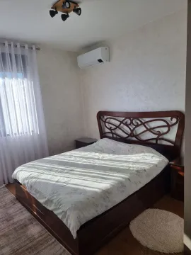 Bright bedroom with a double bed and air conditioning. - image 5