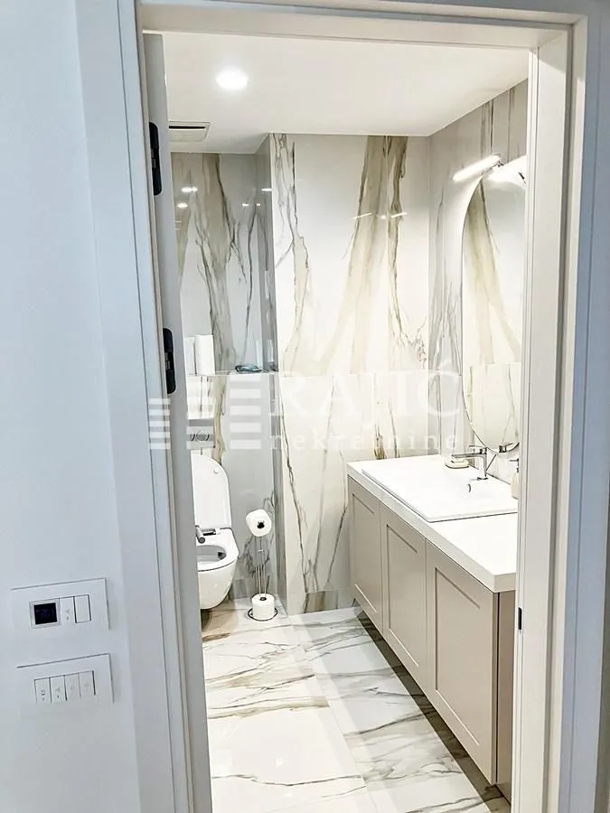 Modernly equipped bathroom with a washbasin and toilet.