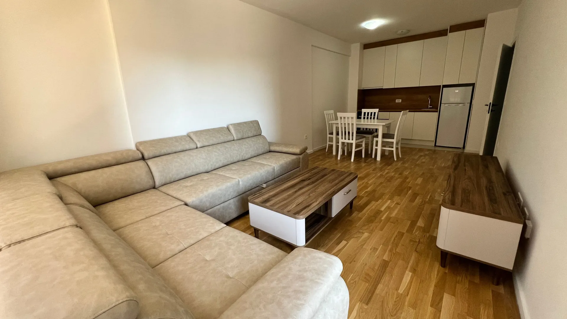 Izdavanje, dvosoban stan, 64m², Stari Aerodrom, Podgorica