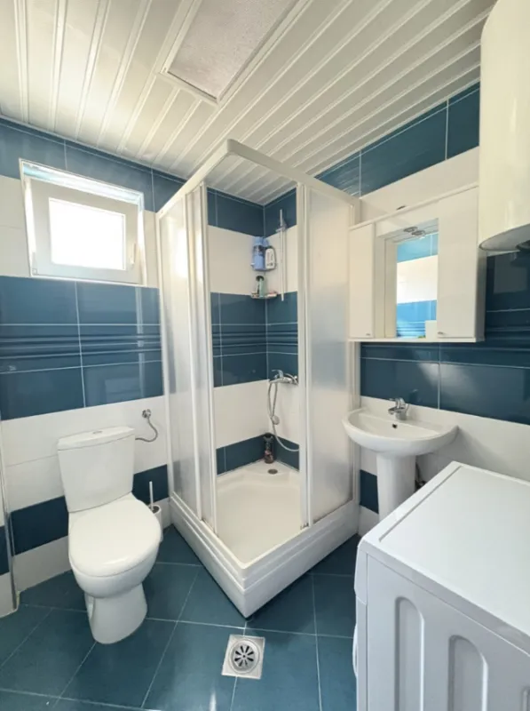 Kupatilo sa tuš kabinom, umivaonikom i wc šoljom.