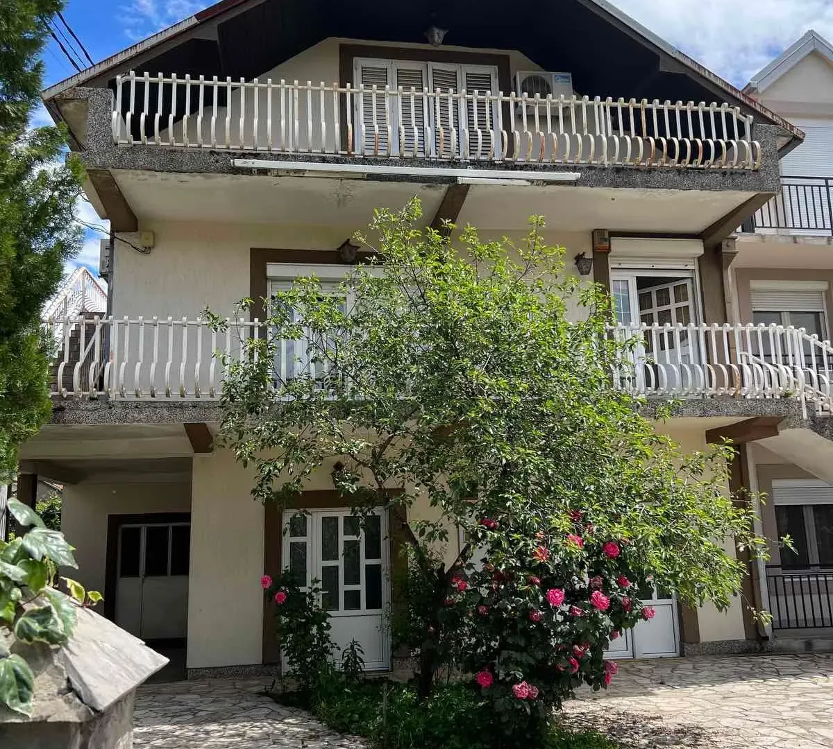 Rent, house, 250m², Tološi, Podgorica