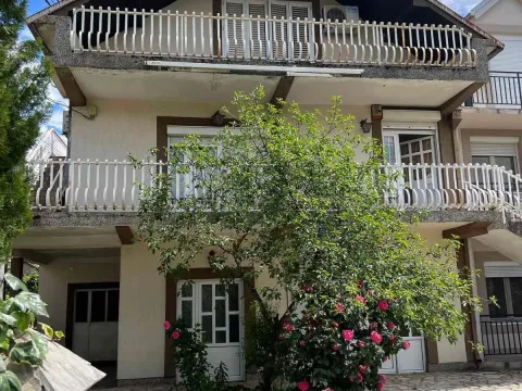 Kuća in Tološi