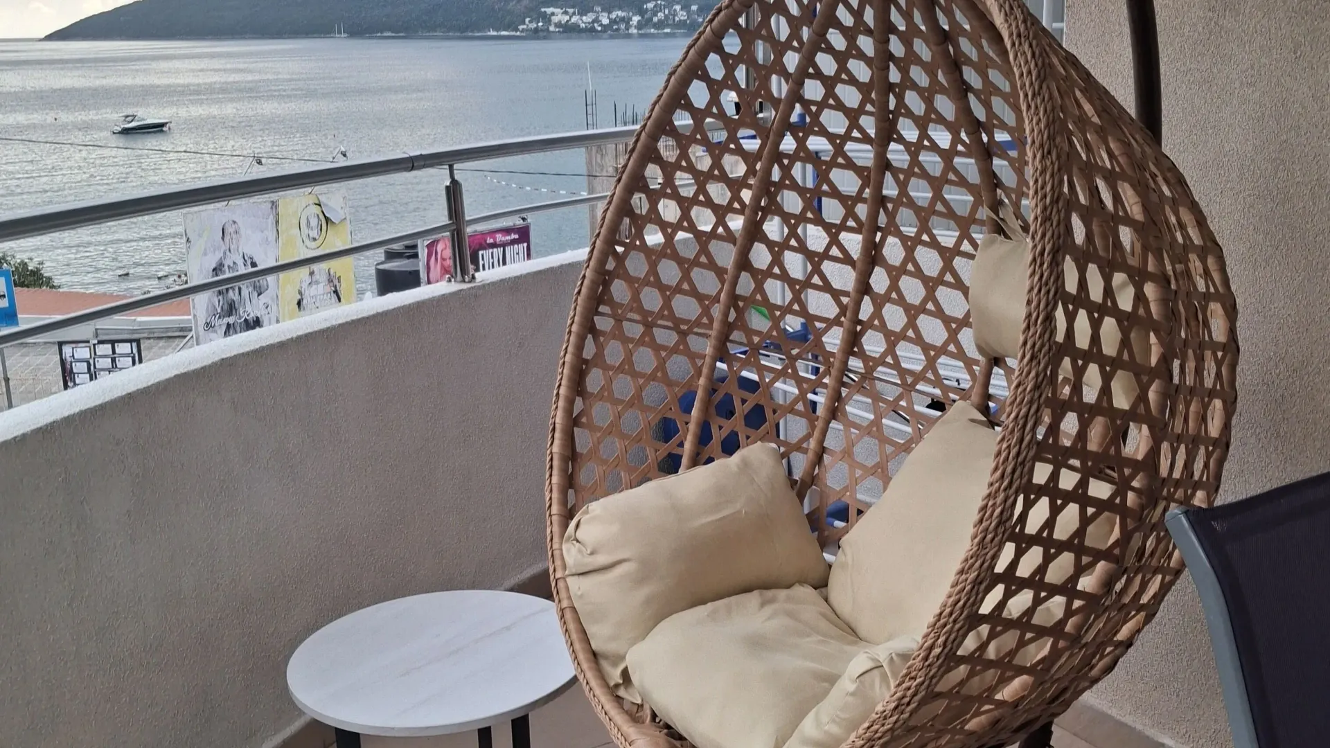 Izdavanje, dvosoban stan, 47m², Igalo, Herceg Novi