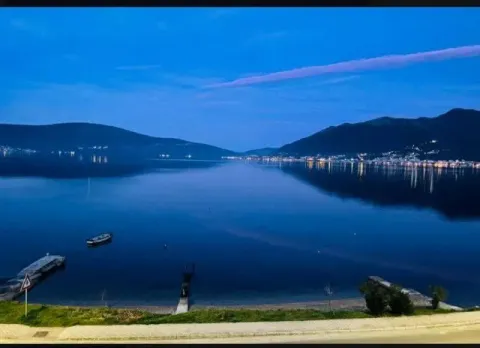 Pogled na zaliv i obalu u sumraku. - image 15