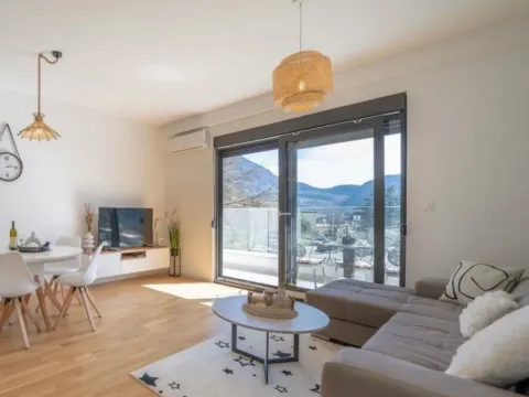 Izdavanje, jednosoban stan, 53m², Dobrota, Kotor