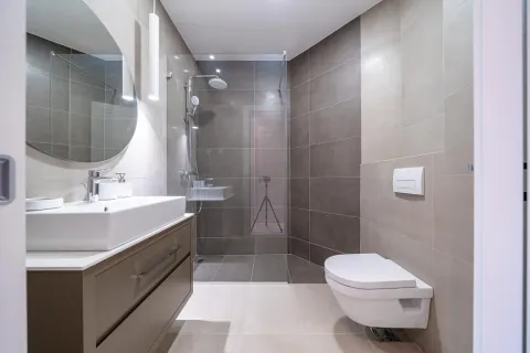 Moderne opremljeno kupatilo sa tuš kabinom, umivaonikom i toaletom. - image 15